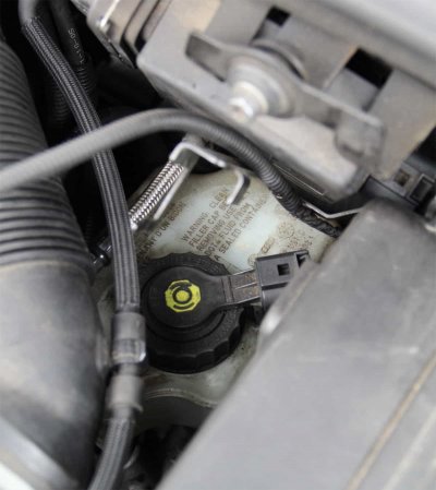 Der Bremsflüssigkeits-Ausgleichsbehälter sitzt beim VW Golf 5 rechts hinter dem Motor