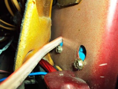 Kabel durch Blechbohrung führen