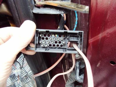 Kabel durch den Stecker ziehen