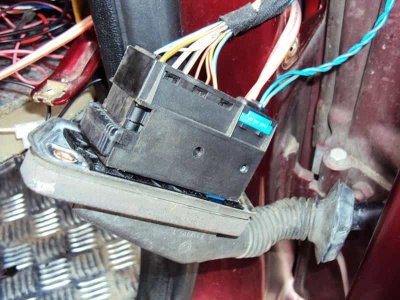 Das Kabel ist erfolgreich durchgefädelt und der Stecker wieder auf der Abdeckung