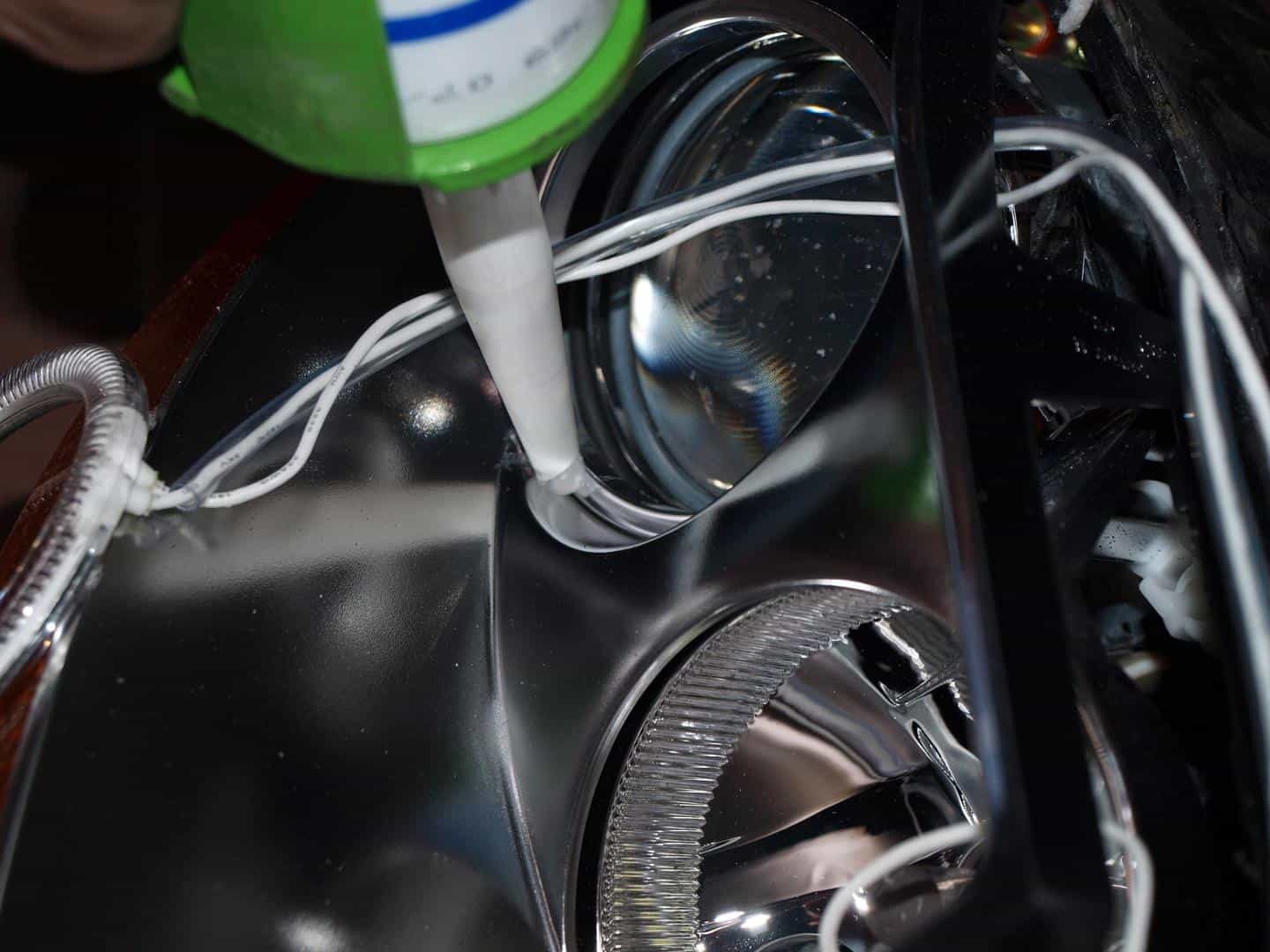 Angel Eyes in die Scheinwerfer ankleben