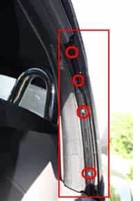 Innensechkant Schrauben an der Windschutzscheibe auf der Fahrerseite lösen